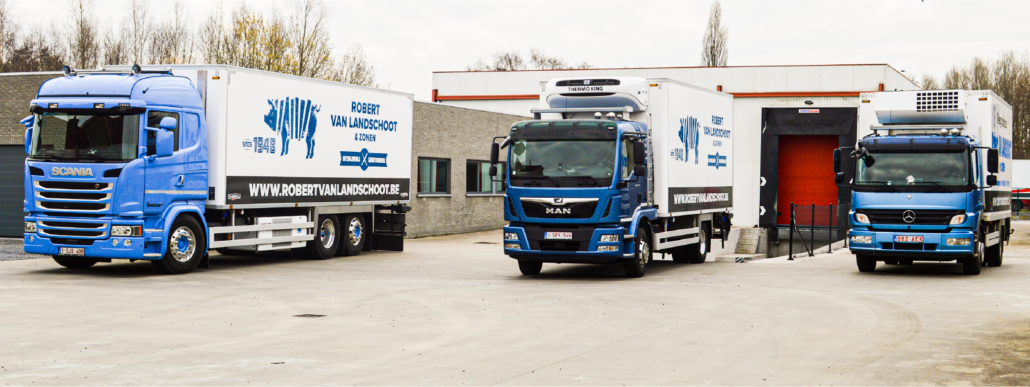 Vrachtwagen van Robert Van Landschoot & Zonen vóór het hek in Adegem